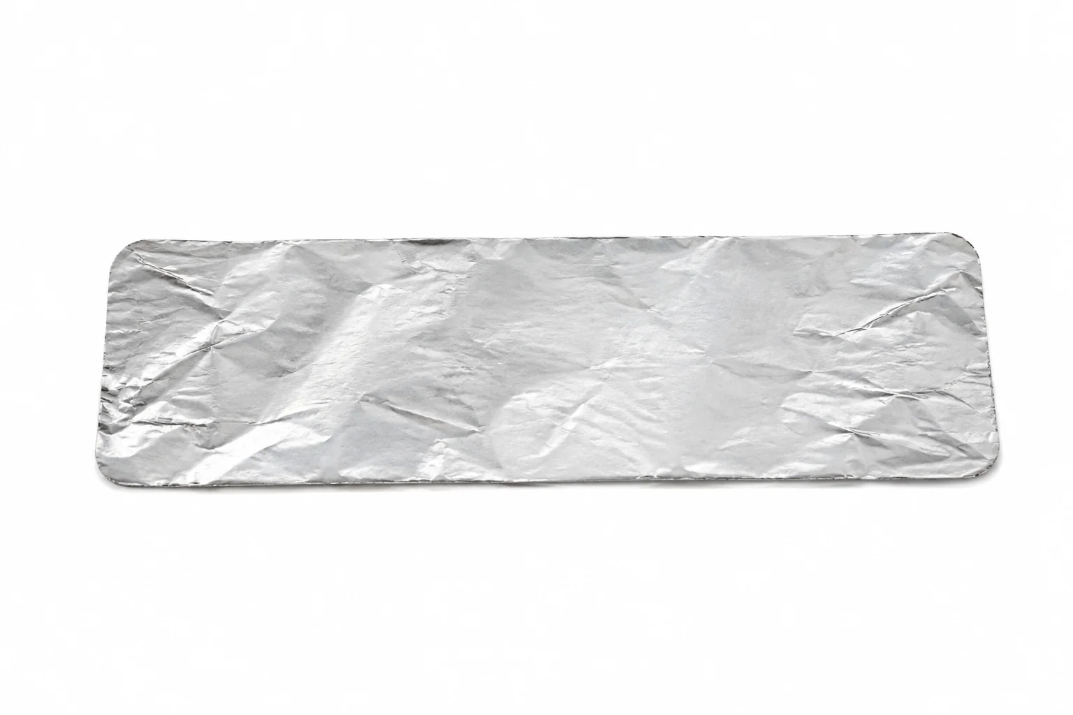 Une bande argentée d’aluminium légèrement froissée.